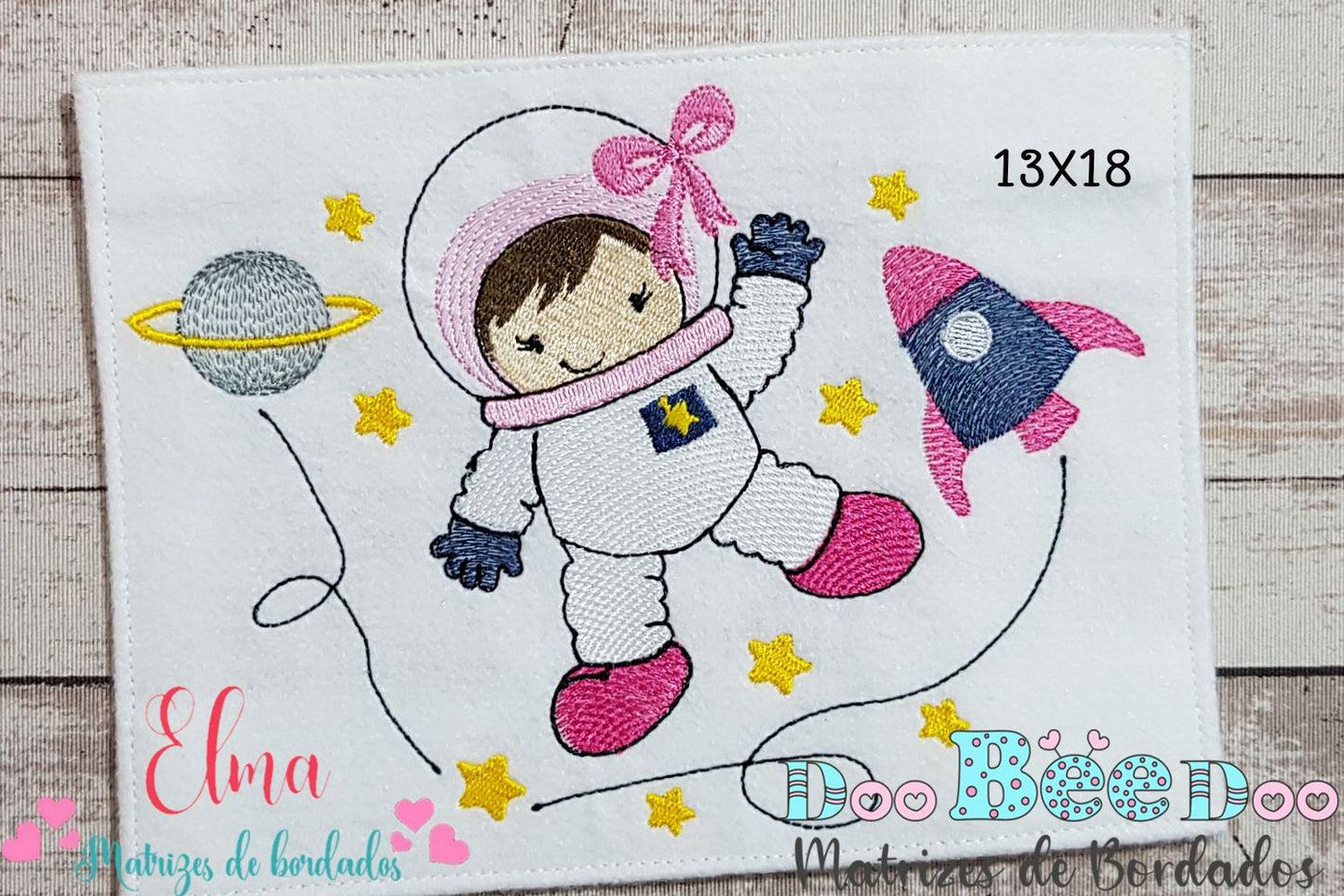 Matriz de Bordado Menina Astronauta no Espaço com Foguete – Ponto Rippled