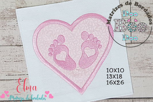 Matriz de Bordado Pezinhos de Bebê com Coração – Aplique