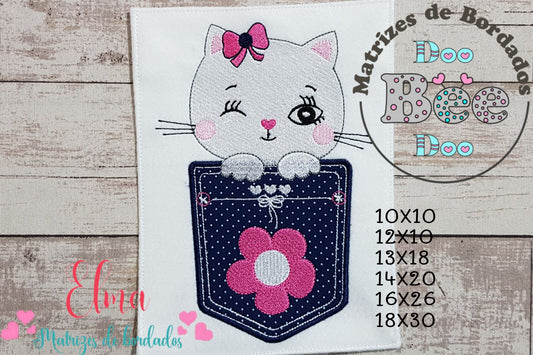 Matriz de Bordado Gatinha Charmosa com Laço e Bolso Floral – Aplique