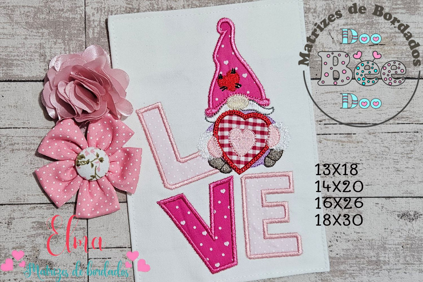 Matriz de Bordado Letreiro LOVE com Gnomo Romântico – Aplique