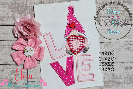 Matriz de Bordado Letreiro LOVE com Gnomo Romântico – Aplique