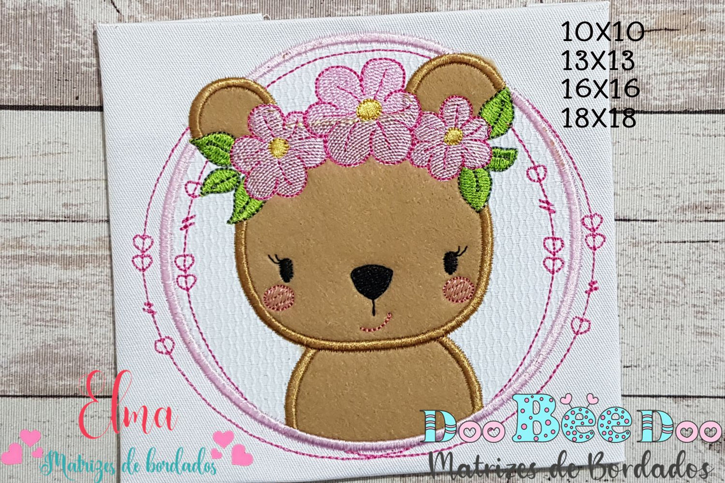 Matriz de Bordado Ursinha com Flores na Moldura – Aplique